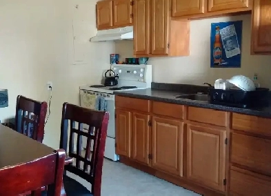 165 Queen St.#4 - 1BR South, Heated, Private Entrance Image# 1