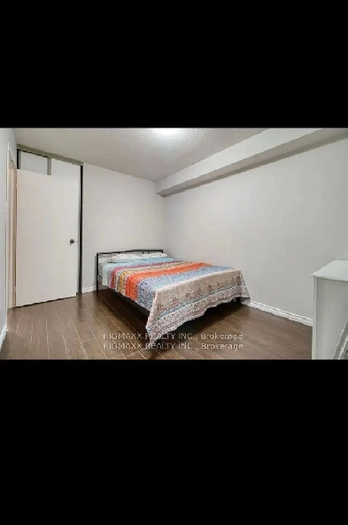 Room rental near square one Image# 1