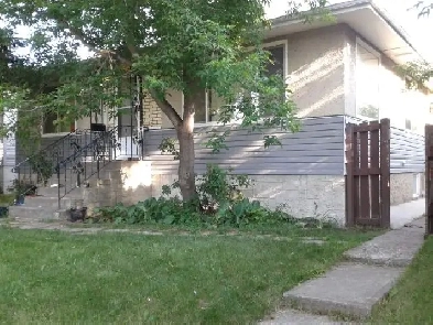 Gorgeous & Cozy Upper Suite of a Renovated House at Hazeldean Image# 1