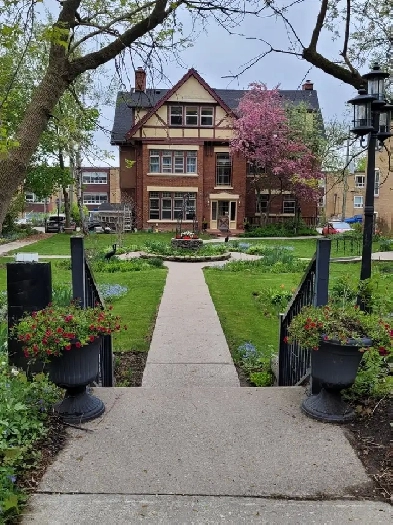 Newly Renovated 2 Bedroom Apartment   1 Free Parking Space Image# 1