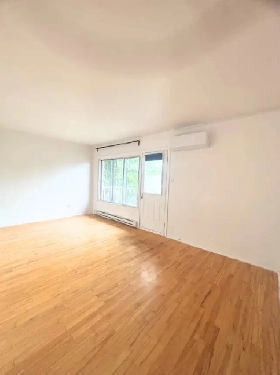 4 1/2 Renovated NDG 1440$ Available (WiFi) Image# 1