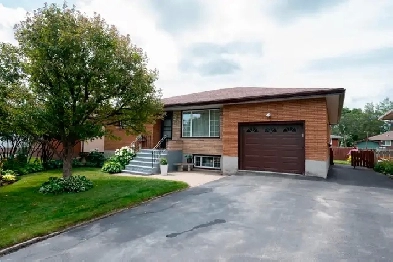881 JOHN STREET  NEW LISTING!! Image# 4