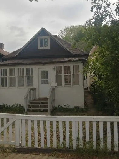 Three bed, two bath 850 ft house for sale Image# 3