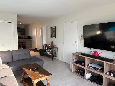 Style Condo 4 1/2 beau West Island Image# 1