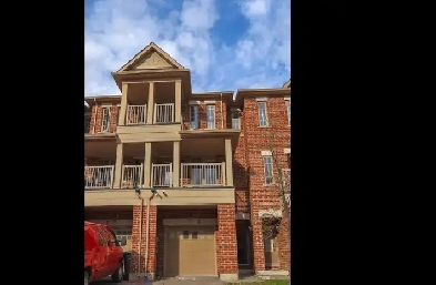 Beautiful upstairs spacious townhome for rent $2700/m-Brampton Image# 2