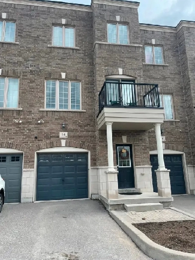 Stunning Freehold 3 1 Bedroom Townhome in Prime Area of Courtice Image# 1