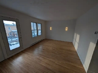 Beau 5 1/2,rénové, Quartier St-Sacrement,  1695$ Image# 1