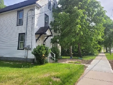 Unit D3, 424 University Ave, 4bedroom apt (1bath 1kitchen)South Image# 2