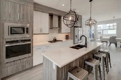 STUNNING 3 STOREY PARKHILL TOWNHOUSE STEPS TO STANLEY PARK Image# 4