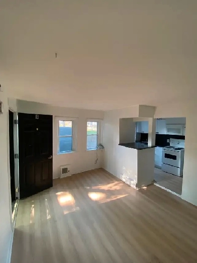 Bright One Bedroom Main Floor Apartment Image# 1