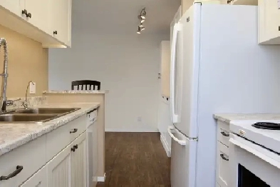 Bright, beautiful 2 bedroom condo in popular Forest Park Estates Image# 2
