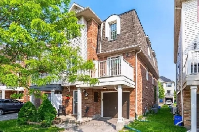 Sun-filled 3-bedroom, 3-storey Freehold end-unit townhouse Image# 9