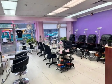 ✨ Salon Chair for Rent in Prime Bloor West Location✨ Image# 1