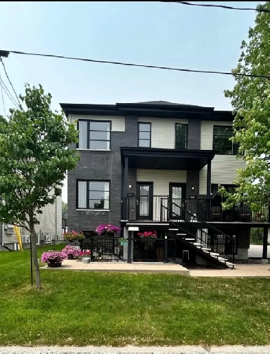 Condo 4 1/2 à Aire Ouverte Sur 2 étages (2 stationnements) Image# 3