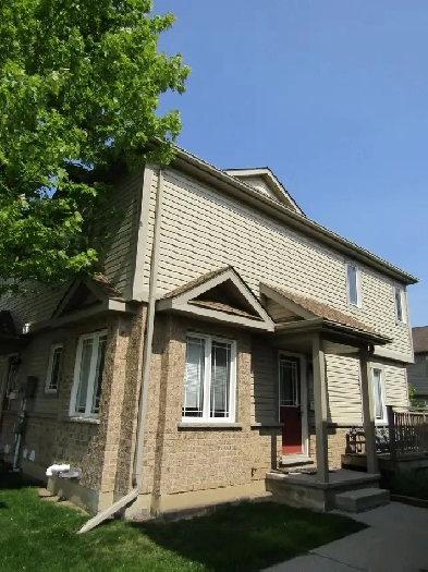 Beautiful & Bright Laurentian Hills Townhouse Image# 9