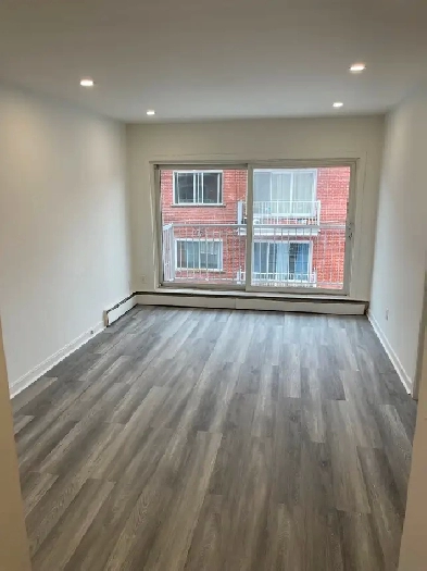 2 1/2 Apt STUDIO LIBRE   Visite entre 12:00 et 3:00 Image# 5