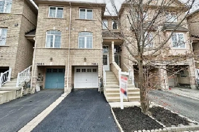 Beautiful Townhouse in Meadowvale  – Right By GO Station Image# 10
