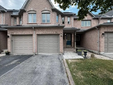 Beautiful Townhouse in Square One – Wont Last Image# 3