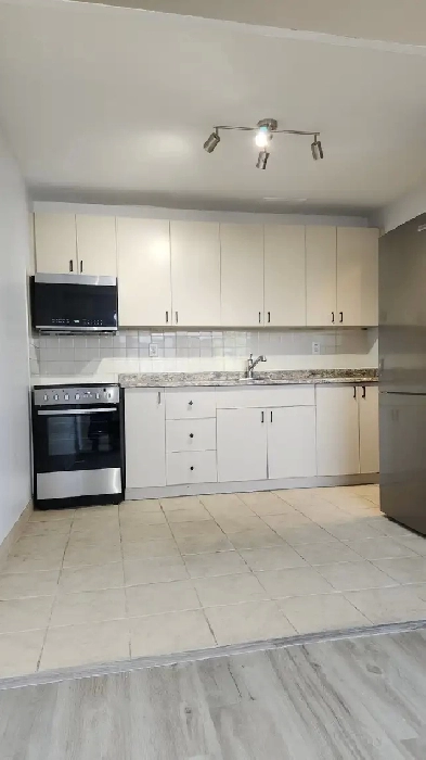 2 bedroom Apartment with parking available Image# 7