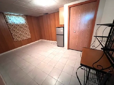 Room for rent in Center St Available. Image# 1