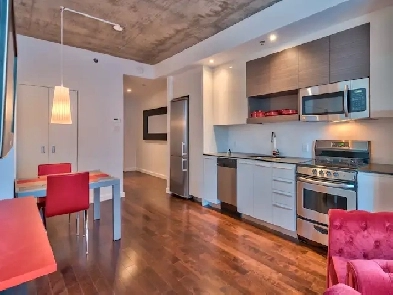 Condo moderne, meublé, balcon et aires communes exceptionnelles Image# 1