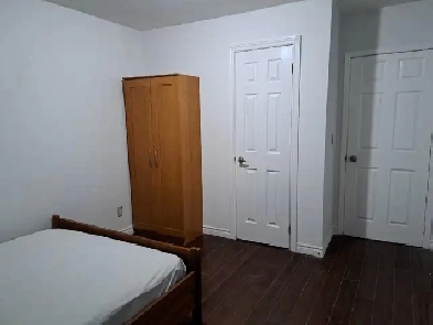 Huge 4 bedroom, 2 bath room, Kitchen   living at main floor Image# 30