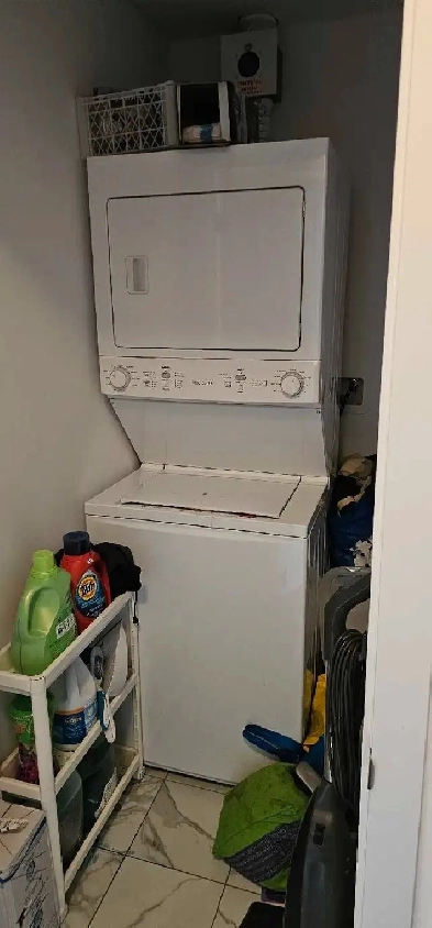 Lake view condo 1 bed   den for rent Image# 2
