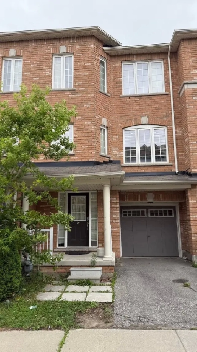 Townhouse with 4 Bedroom , 3.5 washroom with deck and 2 parking Image# 4