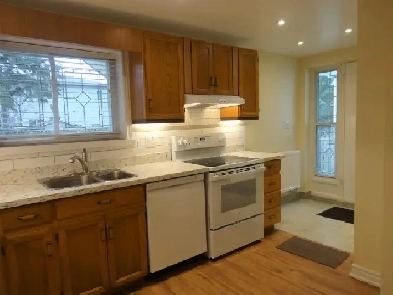 Spacious Two Bedroom Apt (St Clair Ave E & Victoria Park Ave) Image# 2