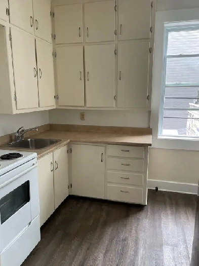 Downtown 1 bedroom apt heat inc $1050/month available  Aug 1st Image# 3