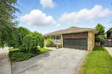 Welcome to 40 Marathon Crescent, a well-maintained detached 3-be Image# 1