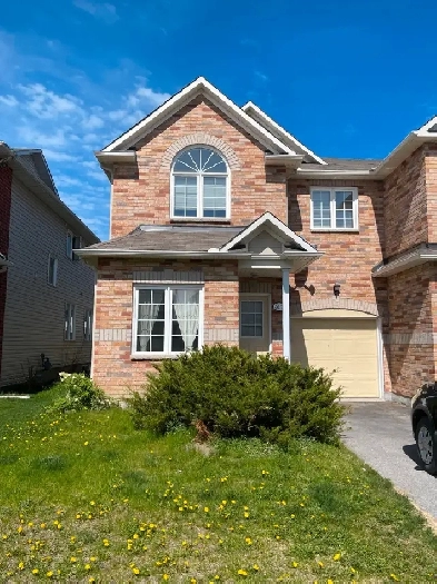 Beautiful 4 bed- 2.5 bath Townhome for rent in Kanata North ! Image# 3