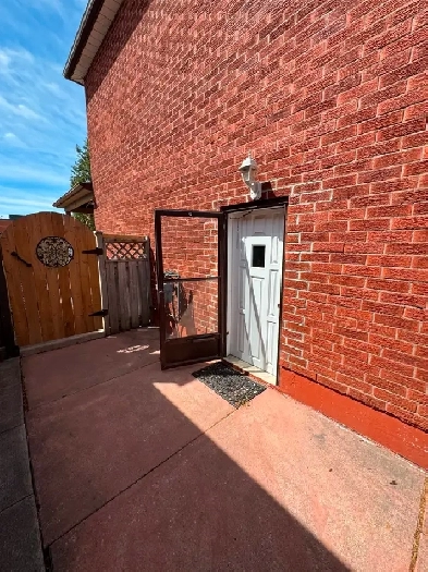 Lease Low Price(1 Br   Den) Image# 1