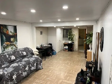 batchler 700 pieds carrés demi sous sol 1er juillet Image# 1