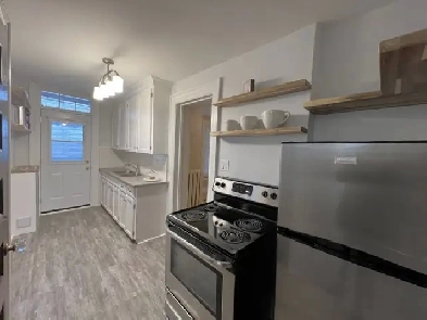 Beautiful 1 Bedroom   Den/Dining Room in Century Home Old North Image# 1