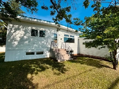 3 Bed | 1 Bath | Huge Flex Space | Lush Backyard | 1Hr from WPG Image# 8