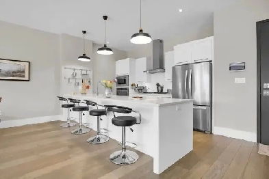 Furnished, 2 bedroom, 2 bath unit in North London. Image# 1