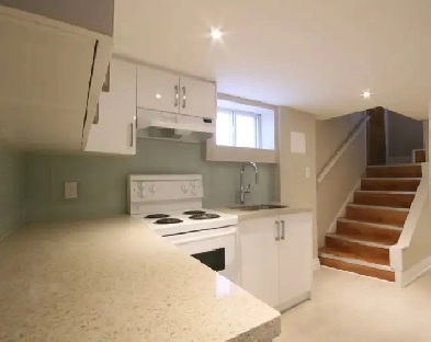 Spacious Newly Renovated 2-Bedroom – 66 Hartley Ave, Unit B Image# 4