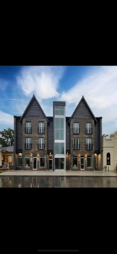 Commercial space downtown Strathroy Image# 1