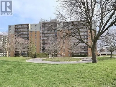 Bright & Immaculate 2-Bedroom Condo in Prime Westmount Location Image# 1