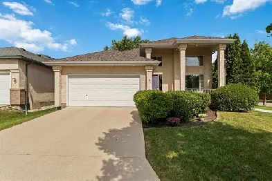 Spacious Island Lakes Family Home With High Ceilings And Upgrade Image# 2