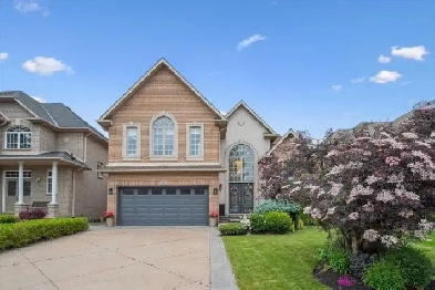 RENOVATED & FAMILY READY IN ANCASTER'S MEADOWLANDS! Image# 2
