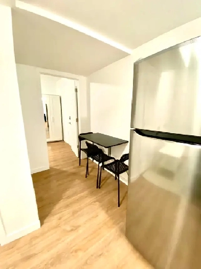 2 bedroom modern apartment next to Dundas W Subway Image# 2
