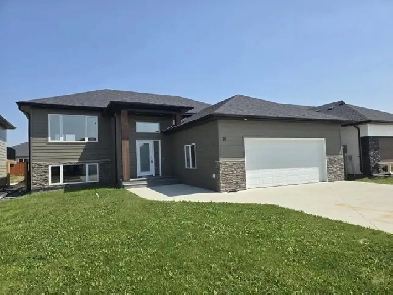 House for Sale in Steinbach Image# 1