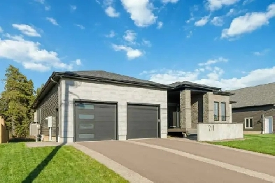 Executive Living in The Fairways Image# 5