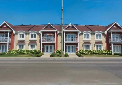 LOGEMENT 4 1/2 IMPECCABLE  'STYLE CONDO' Image# 1