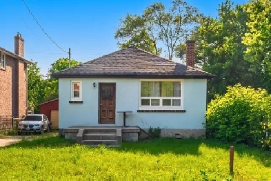 Detached Bungalow backing on mimico creek 50ft lot  $1,049,000 Image# 5