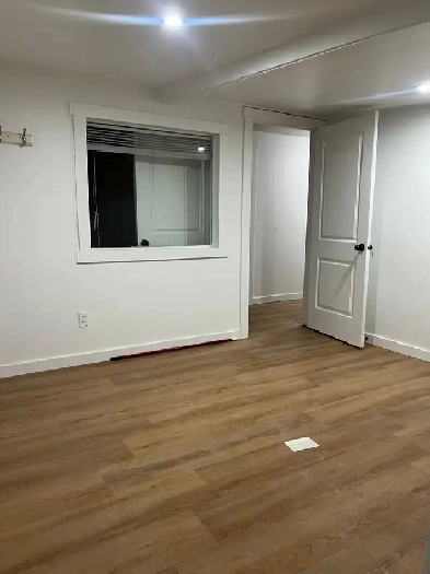 600 sq ft Upper Floor of Commercial Bay Door Condo for Rent Image# 4
