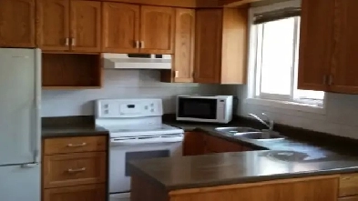 08/01 -  CLEAN  5 BED  2 WR HOME | 1850 SQFT - BAYVIEW  STEELES Image# 3