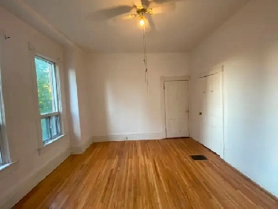 Large Renovated Room near Kensington Market Image# 1
